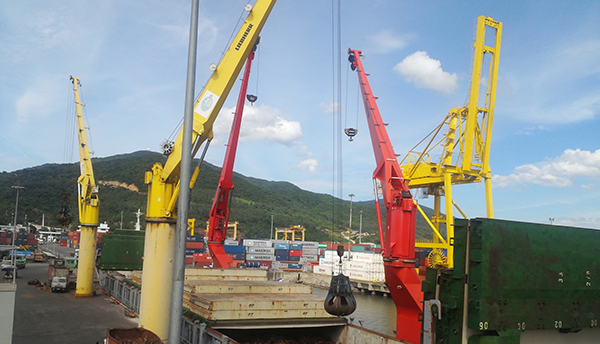 Chân đế cố định cho FCC 230  tại cảng Tiên Sa, Đà Nẵng