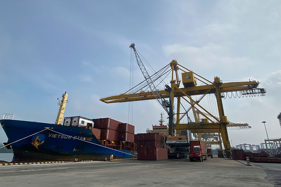 LHM 280 tại cảng Bến Nghé