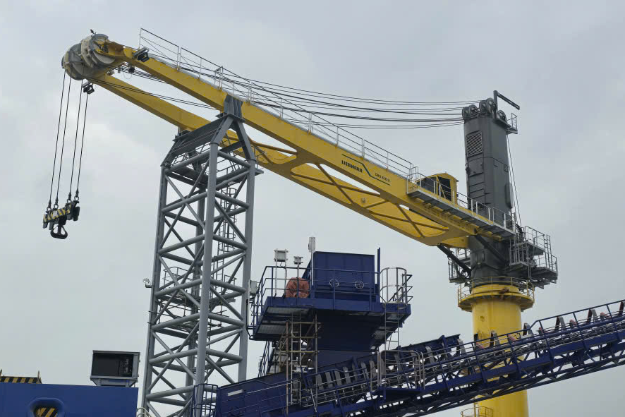 Cẩu nổi CBG 310 chuyển tải than tại Indonesia